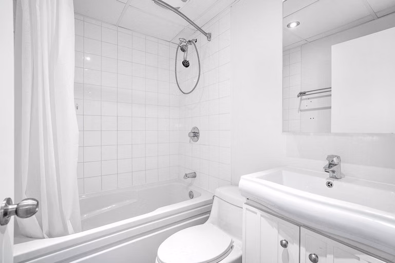 Common Area?w=400&h=260&fit=crop&q=40&auto=format&trim=auto