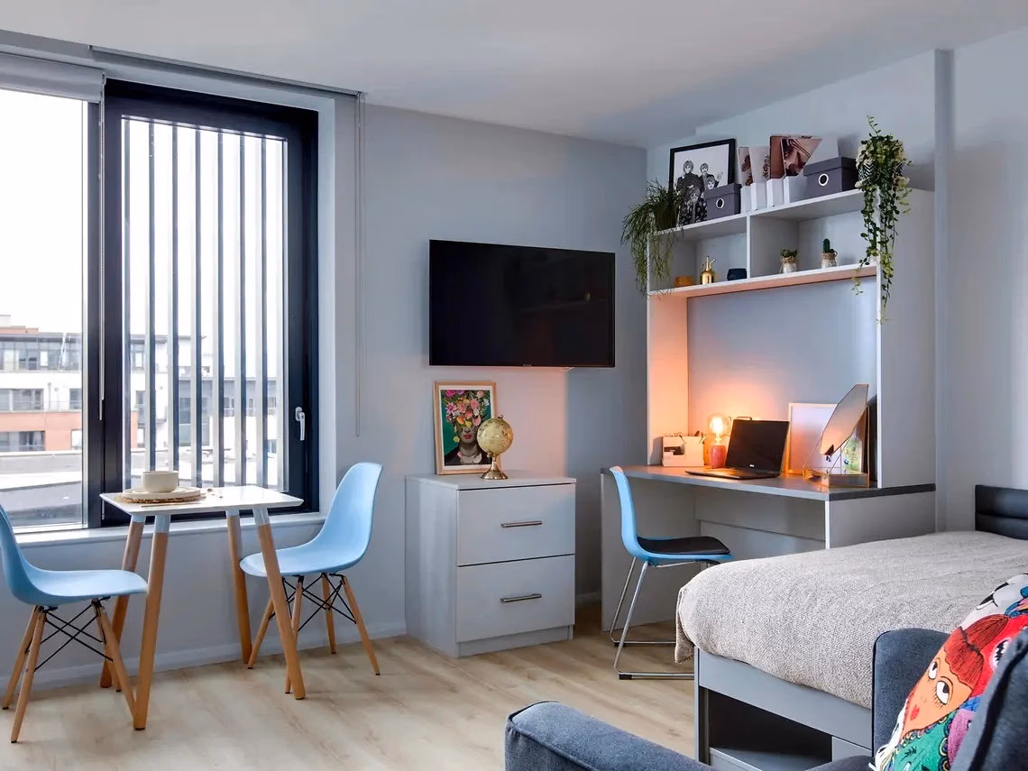 Common Area?w=400&h=260&fit=crop&q=40&auto=format&trim=auto