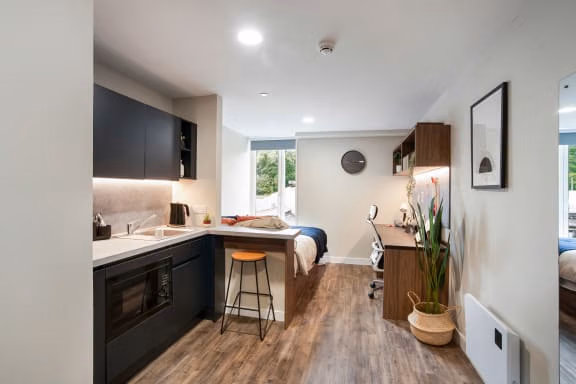 Common Area?w=400&h=260&fit=crop&q=40&auto=format&trim=auto