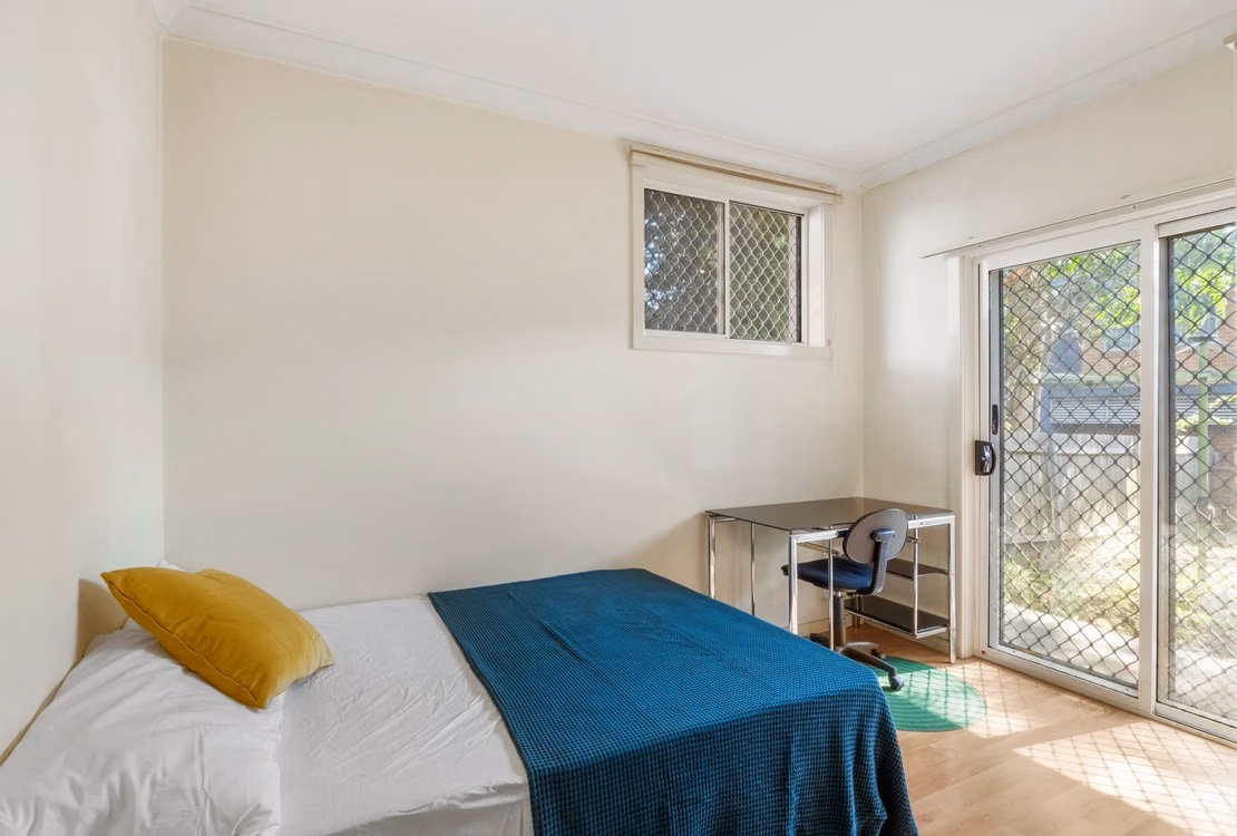 Common Area?w=400&h=260&fit=crop&q=40&auto=format&trim=auto