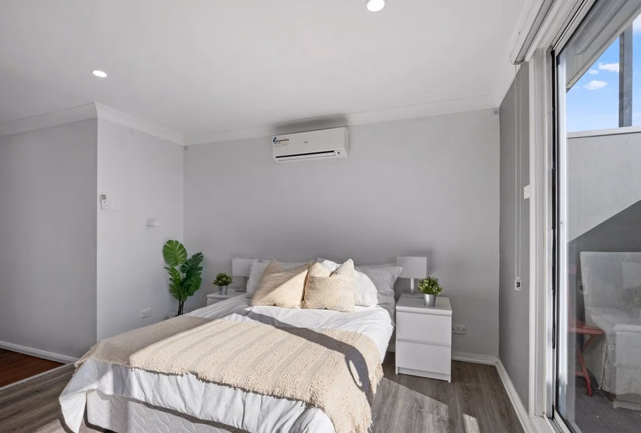 Exterior?w=400&h=260&fit=crop&q=40&auto=format&trim=auto