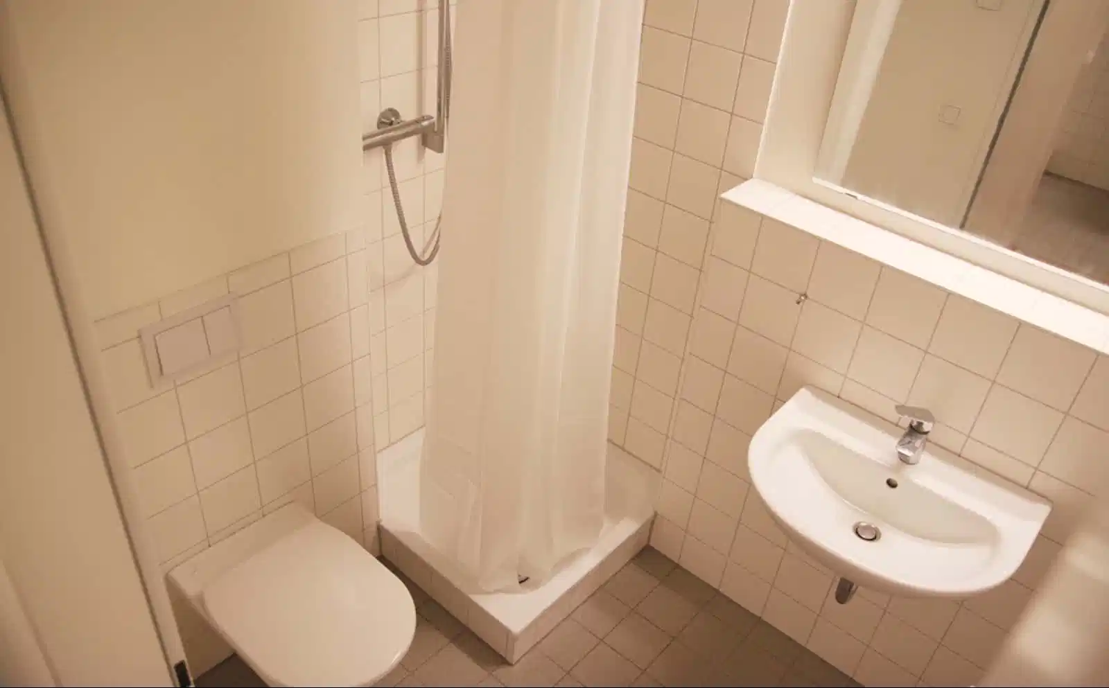 Exterior?w=400&h=260&fit=crop&q=40&auto=format&trim=auto