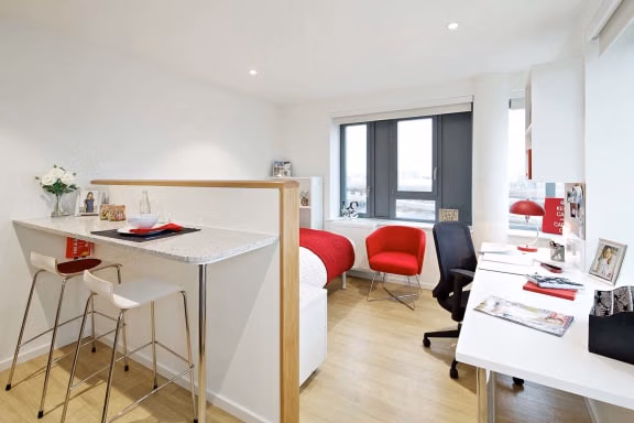 Exterior?w=400&h=260&fit=crop&q=40&auto=format&trim=auto