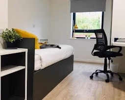 Exterior?w=400&h=260&fit=crop&q=40&auto=format&trim=auto