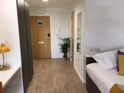 Exterior?w=400&h=260&fit=crop&q=40&auto=format&trim=auto