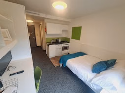 Common Area?w=400&h=260&fit=crop&q=40&auto=format&trim=auto