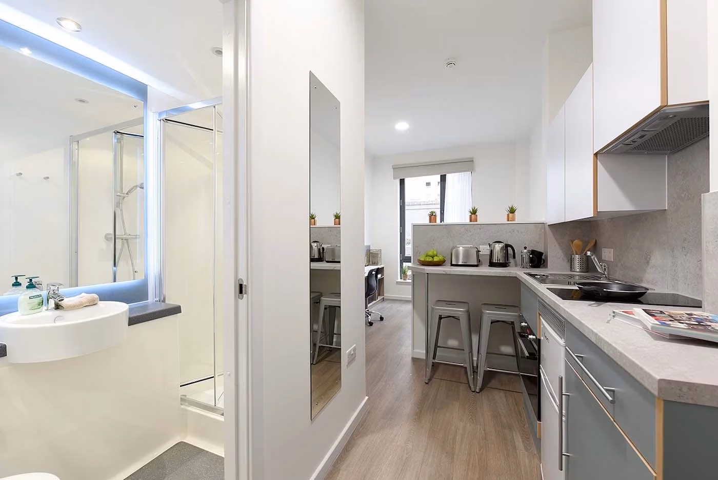 Amenities?w=400&h=260&fit=crop&q=40&auto=format&trim=auto