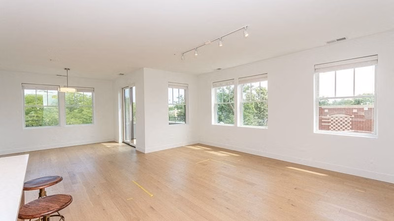 Exterior?w=400&h=260&fit=crop&q=40&auto=format&trim=auto