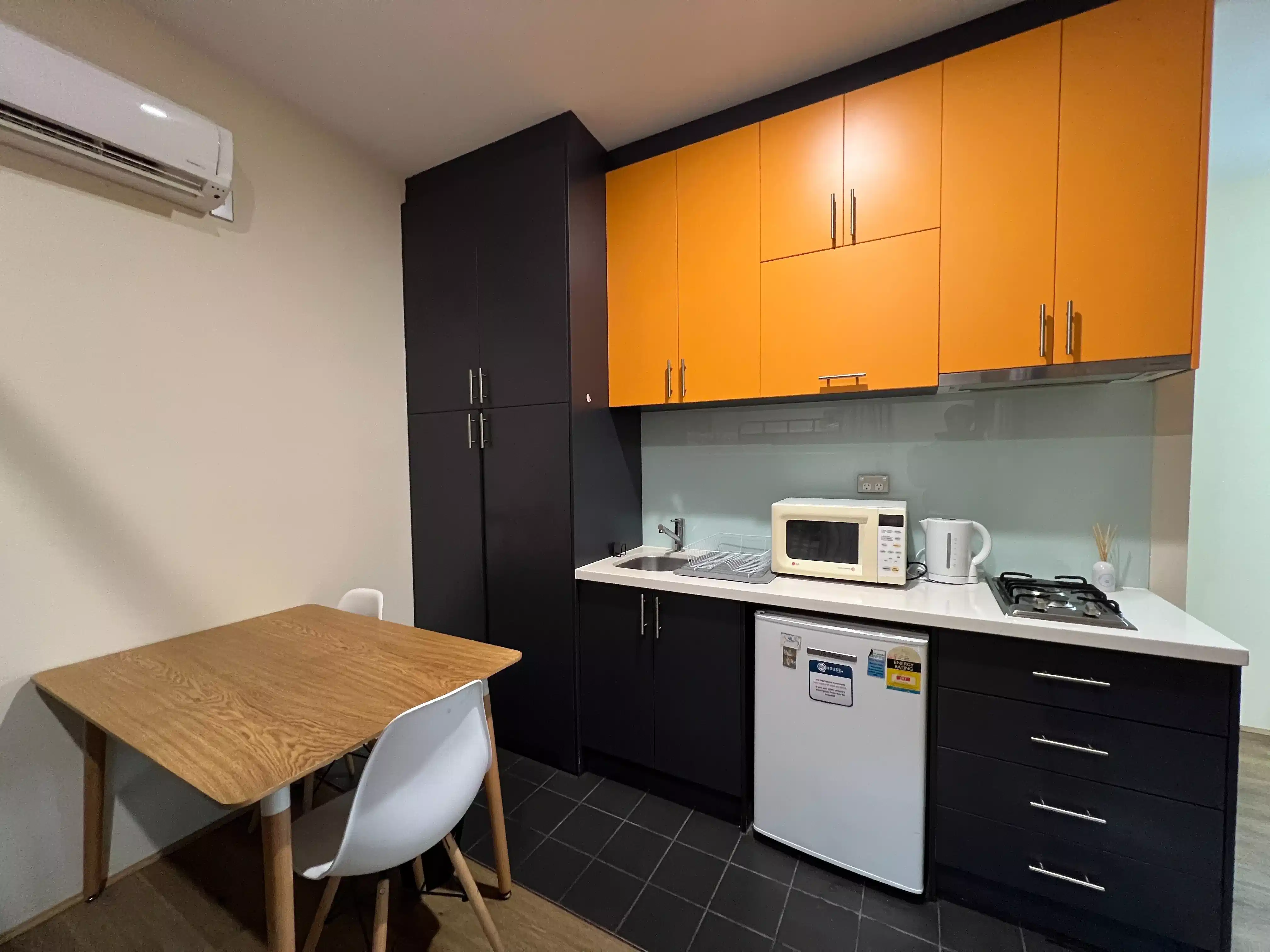 Common Area?w=400&h=260&fit=crop&q=40&auto=format&trim=auto