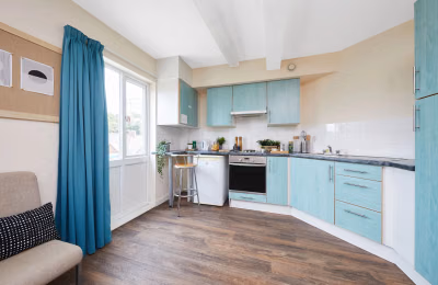 Kitchen?w=400&h=260&fit=crop&q=40&auto=format&trim=auto
