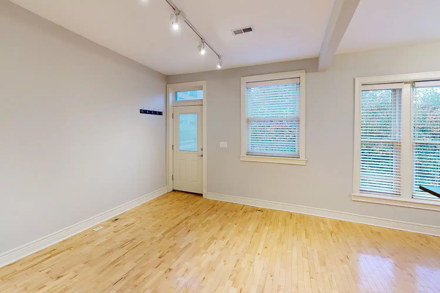 Kitchen?w=400&h=260&fit=crop&q=40&auto=format&trim=auto