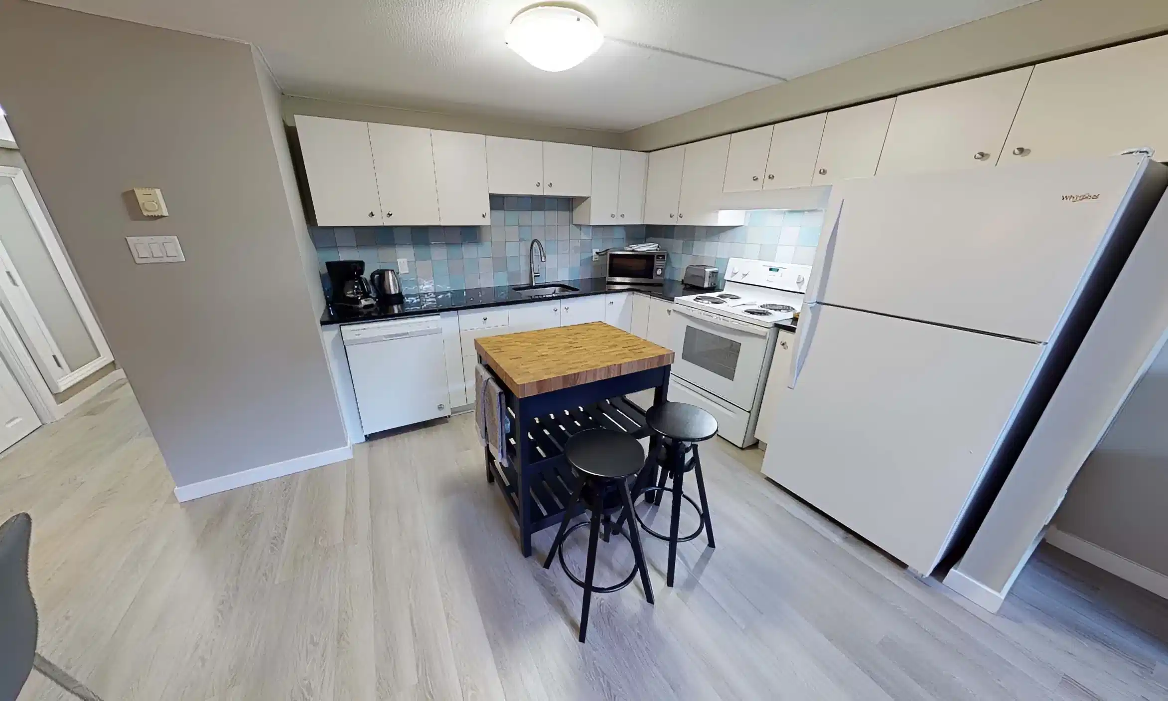 Exterior?w=400&h=260&fit=crop&q=40&auto=format&trim=auto