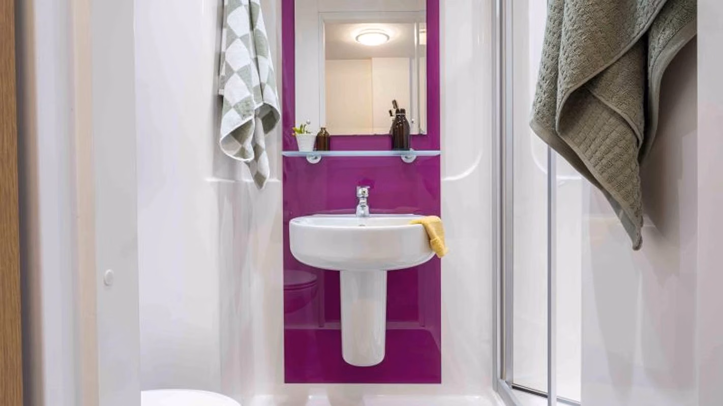 Amenities?w=400&h=260&fit=crop&q=40&auto=format&trim=auto