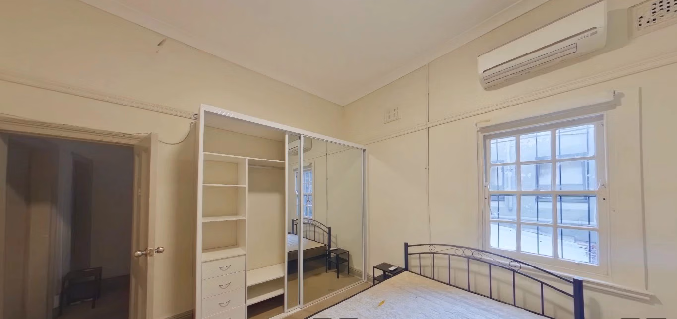 Room?w=400&h=260&fit=crop&q=40&auto=format&trim=auto