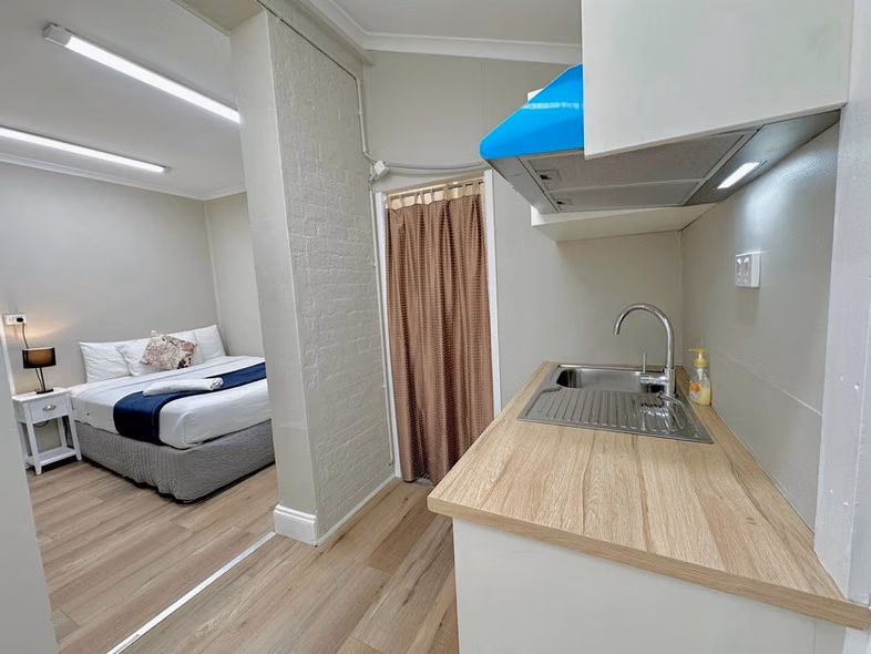 Bathroom?w=400&h=260&fit=crop&q=40&auto=format&trim=auto