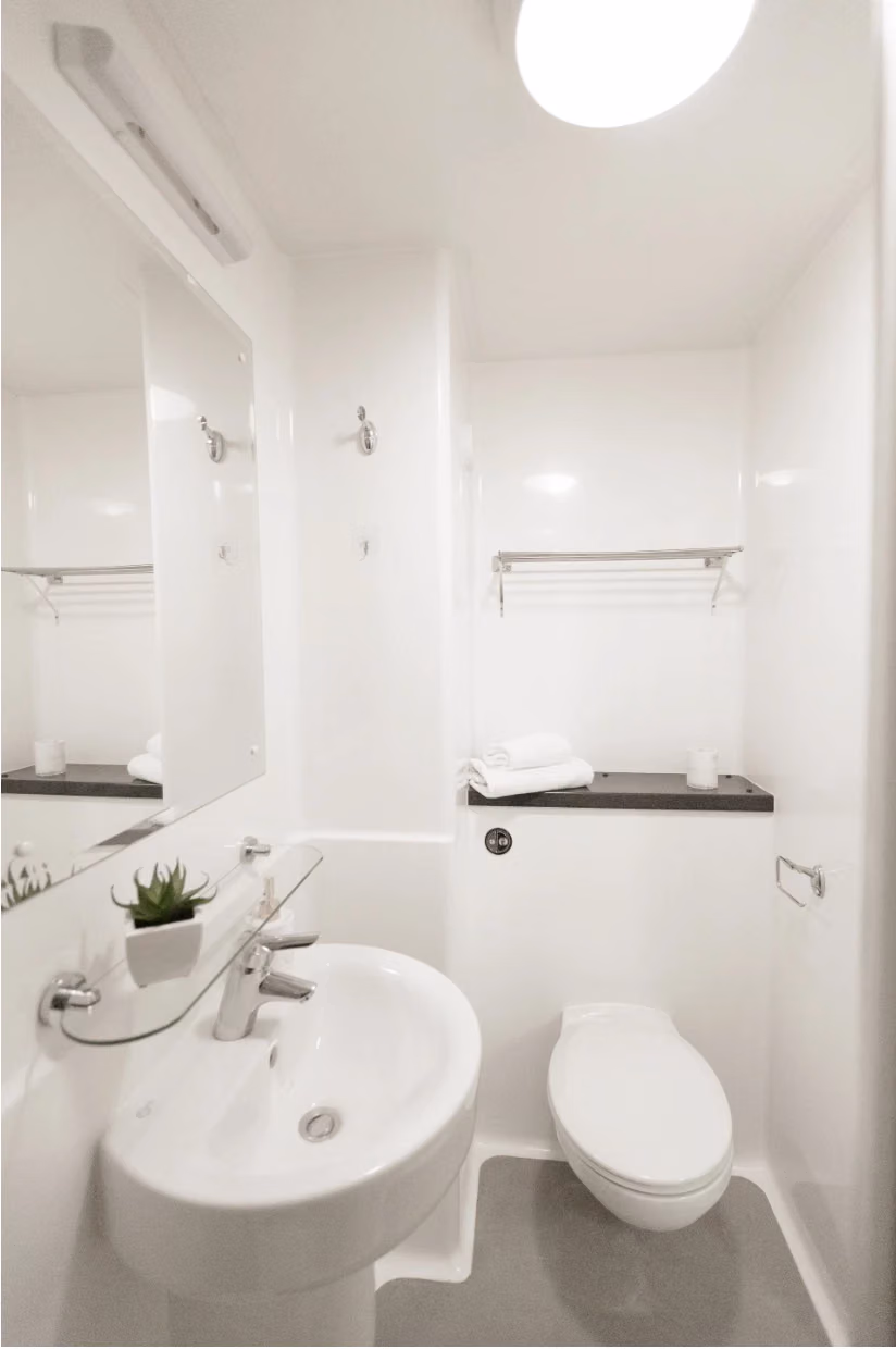 Amenities?w=400&h=260&fit=crop&q=40&auto=format&trim=auto