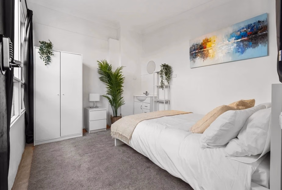 Bedroom?w=400&h=260&fit=crop&q=40&auto=format&trim=auto