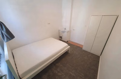 Room 5 - Bedroom?w=400&h=260&fit=crop&q=40&auto=format&trim=auto