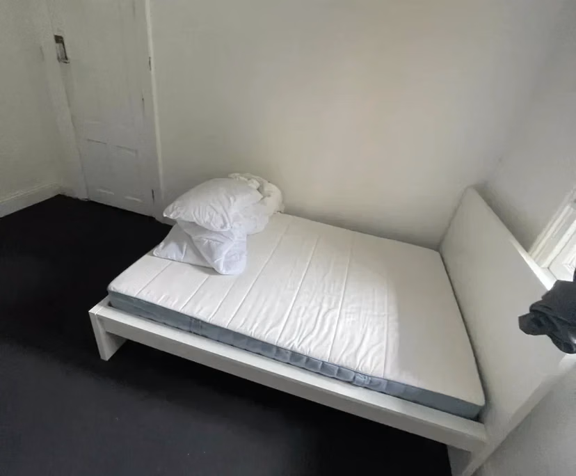 Bedroom?w=400&h=260&fit=crop&q=40&auto=format&trim=auto