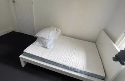 Bedroom?w=400&h=260&fit=crop&q=40&auto=format&trim=auto
