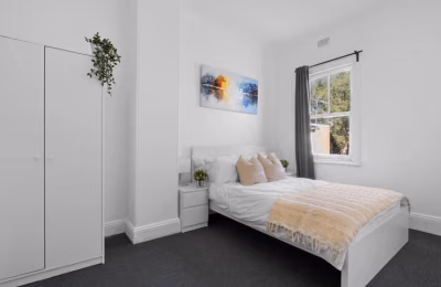 Room 1 - Bedroom?w=400&h=260&fit=crop&q=40&auto=format&trim=auto
