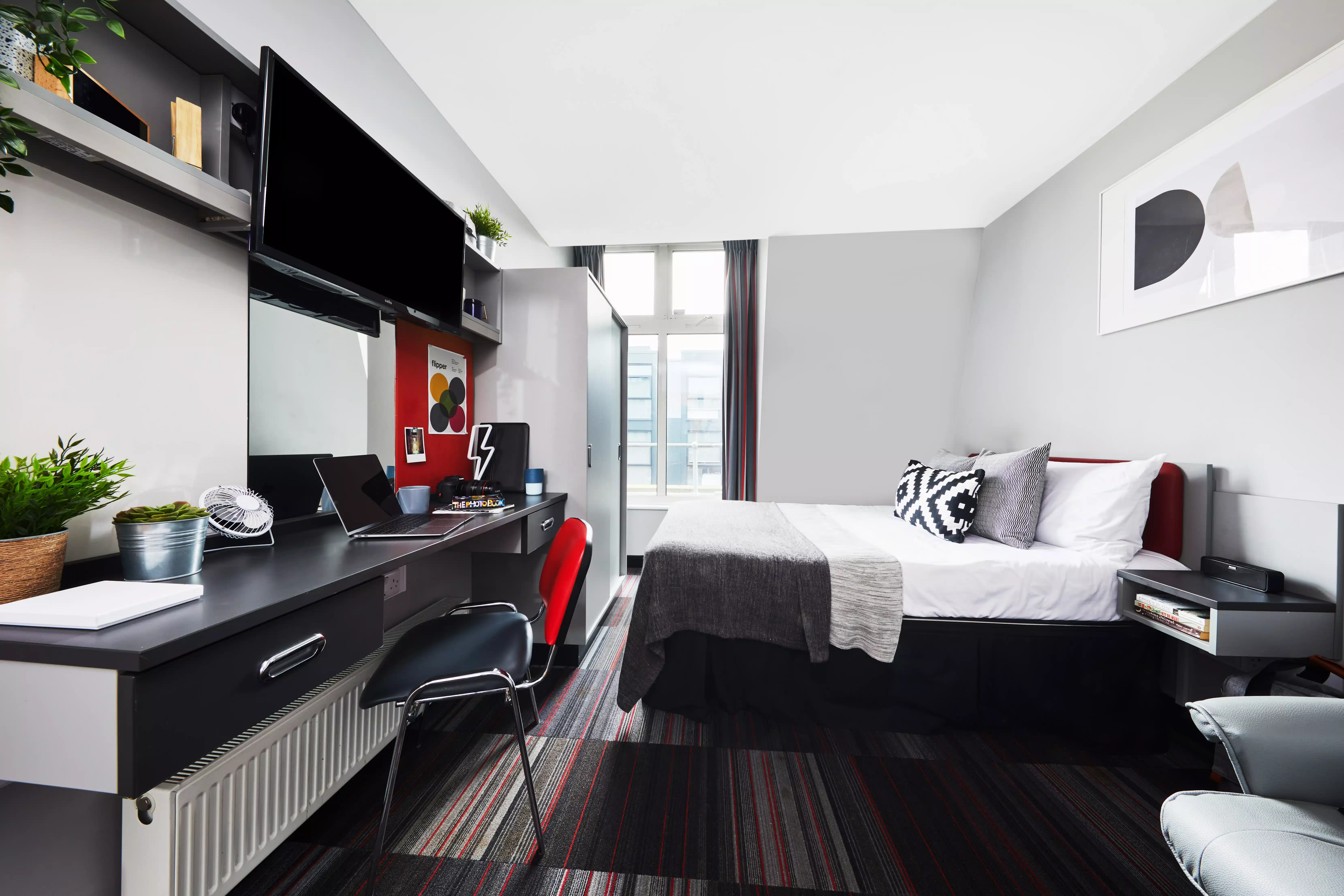 Exterior?w=400&h=260&fit=crop&q=40&auto=format&trim=auto