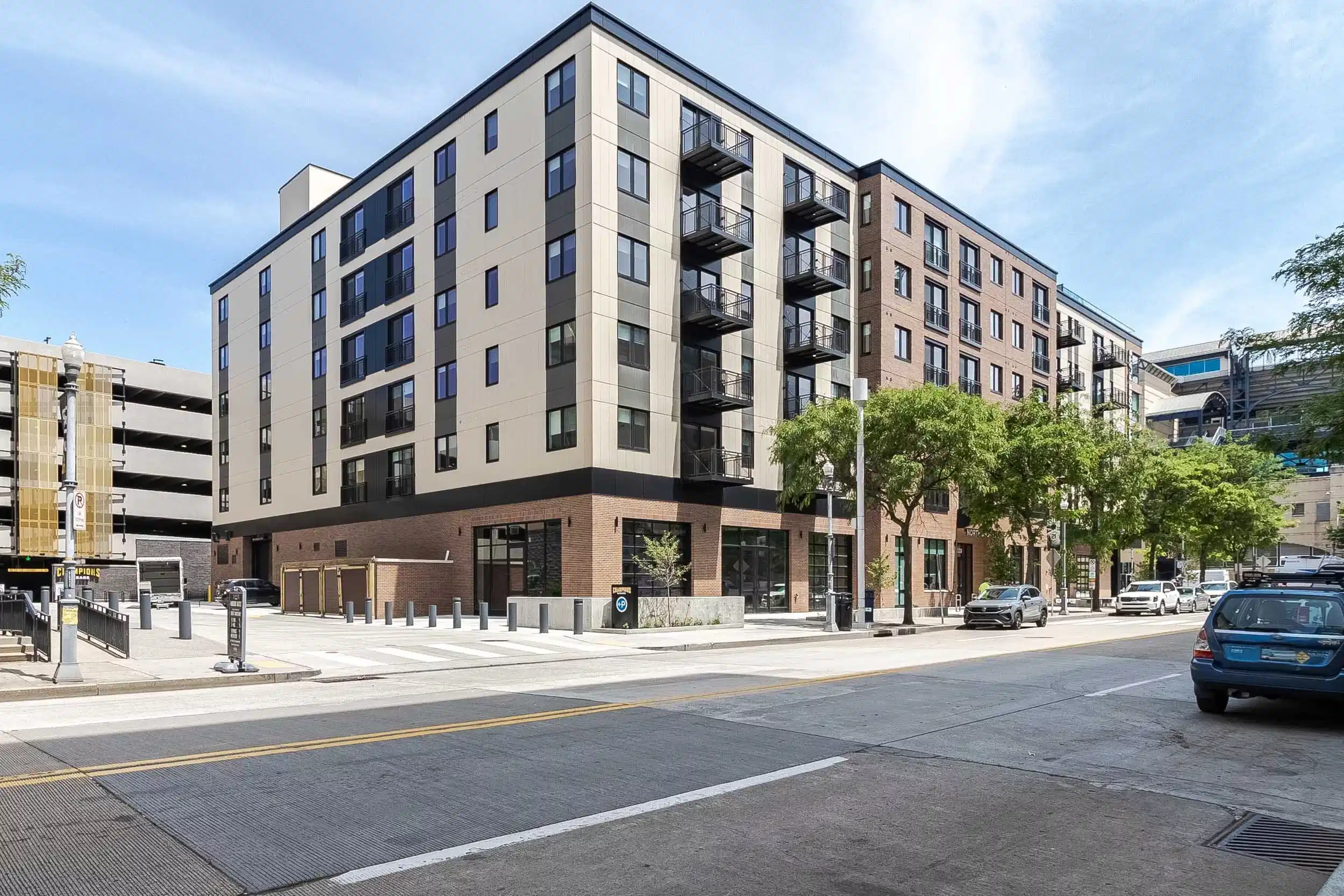 Common Area?w=400&h=260&fit=crop&q=40&auto=format&trim=auto