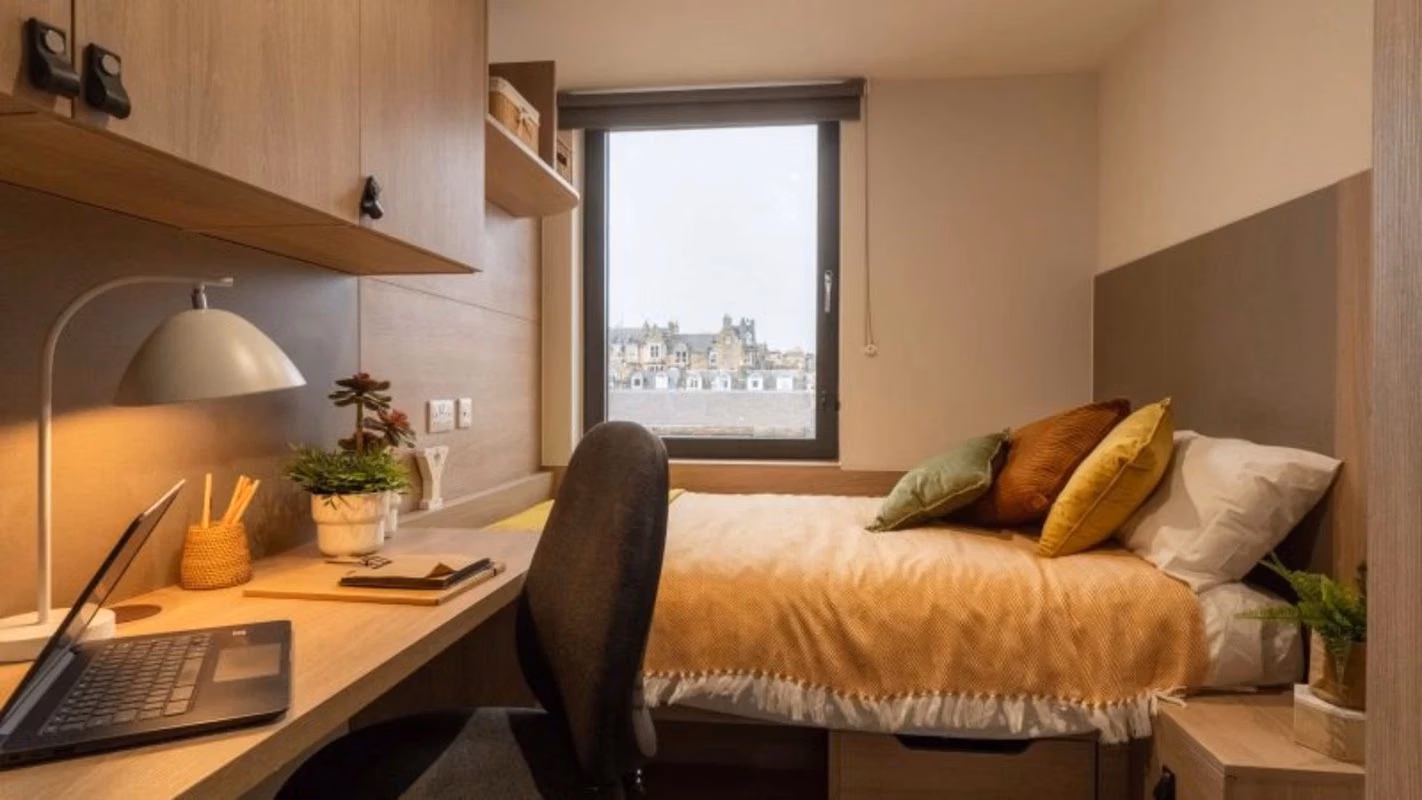 Amenities?w=400&h=260&fit=crop&q=40&auto=format&trim=auto