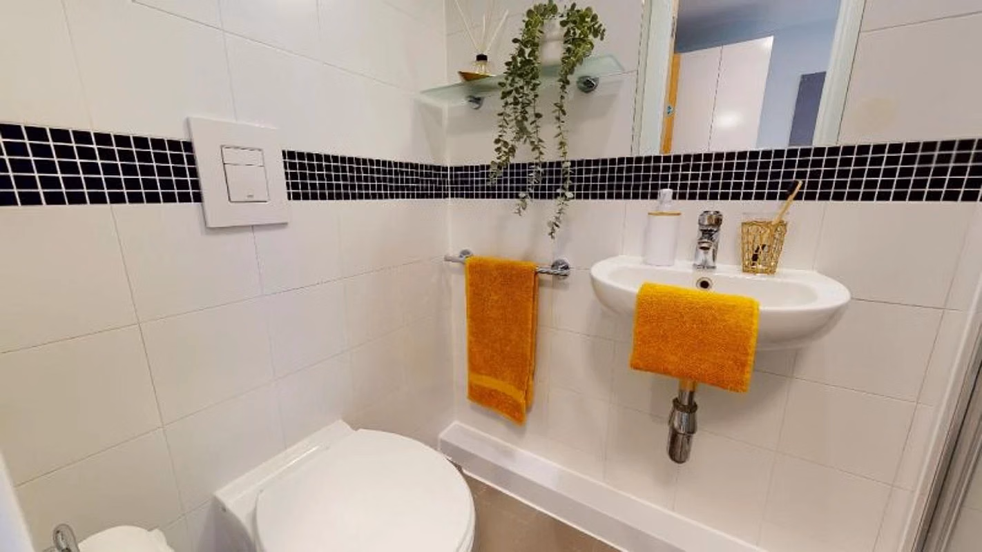 Exterior?w=400&h=260&fit=crop&q=40&auto=format&trim=auto