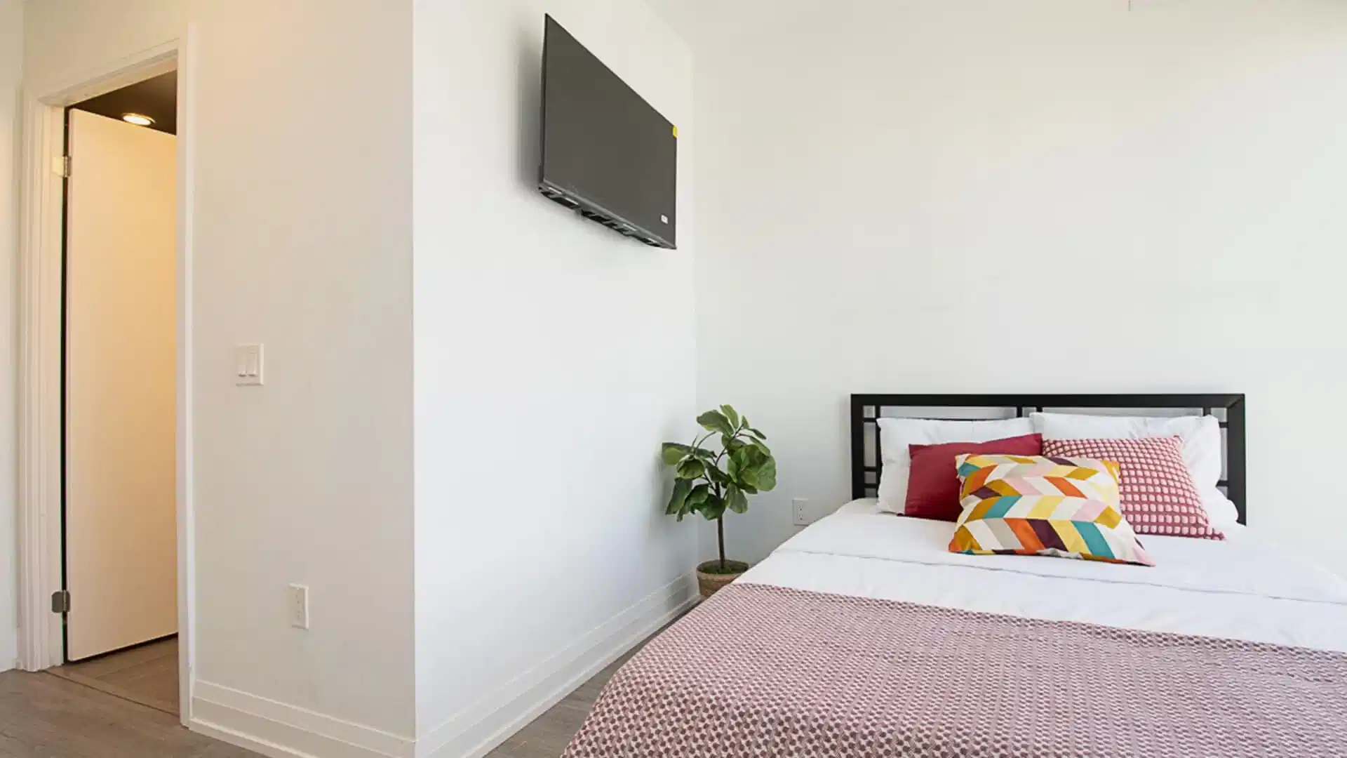 Common Area?w=400&h=260&fit=crop&q=40&auto=format&trim=auto