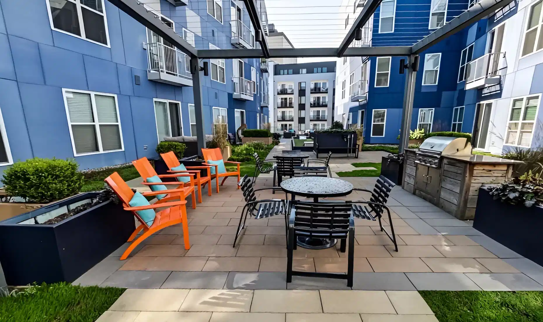 Amenities?w=400&h=260&fit=crop&q=40&auto=format&trim=auto