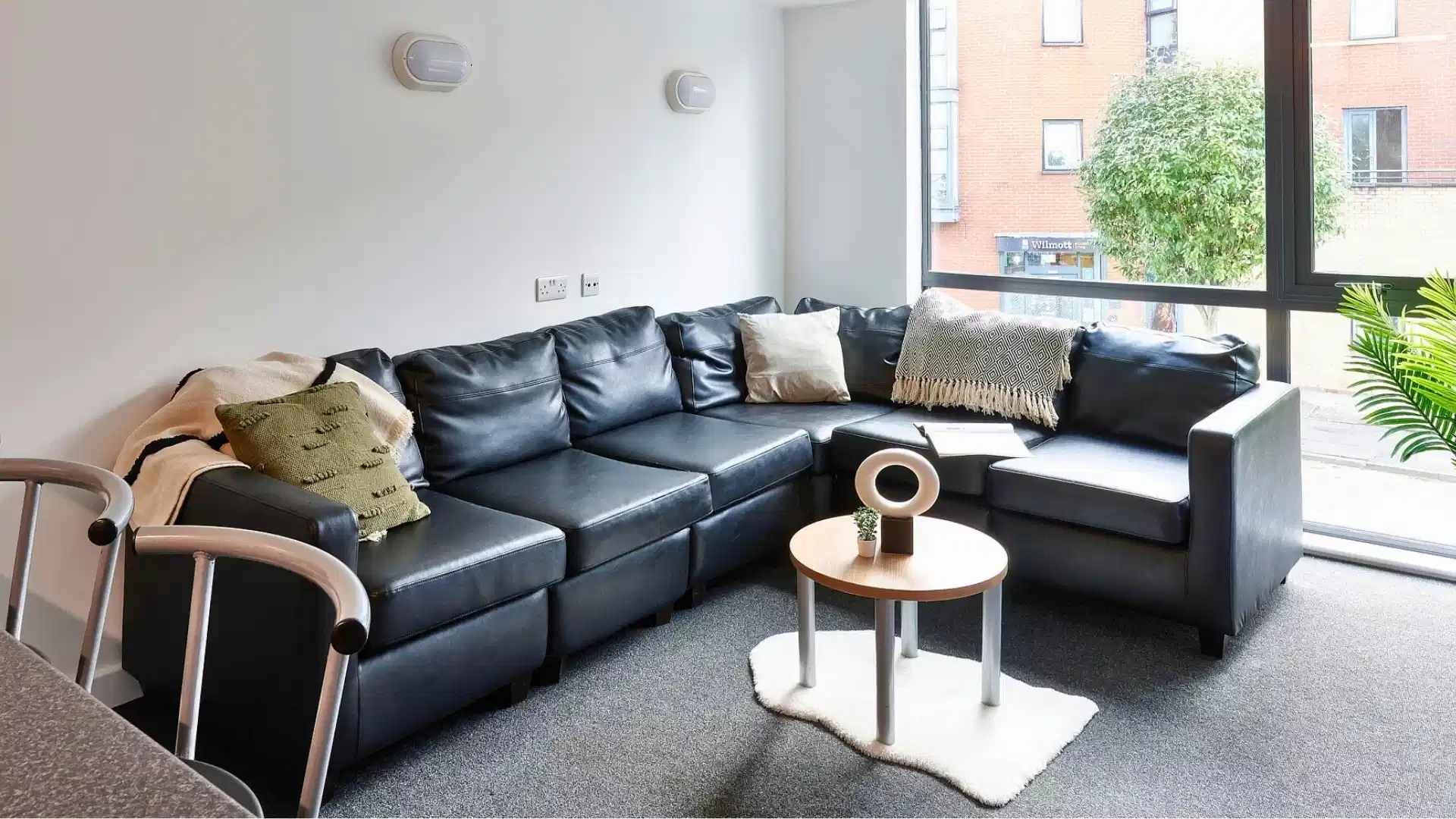Common Area?w=400&h=260&fit=crop&q=40&auto=format&trim=auto