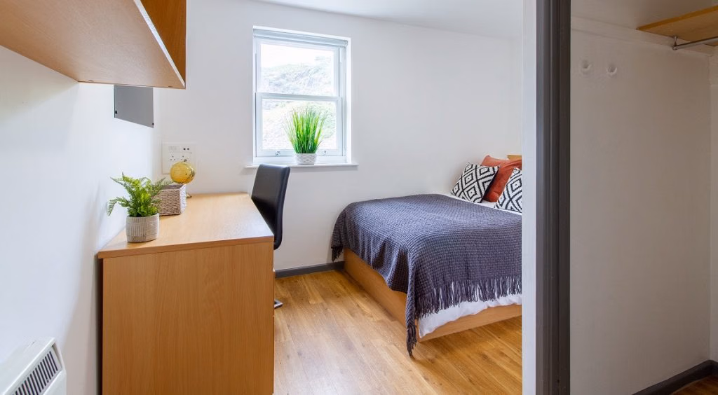 Common Area?w=400&h=260&fit=crop&q=40&auto=format&trim=auto