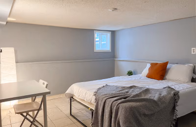 Common Area?w=400&h=260&fit=crop&q=40&auto=format&trim=auto