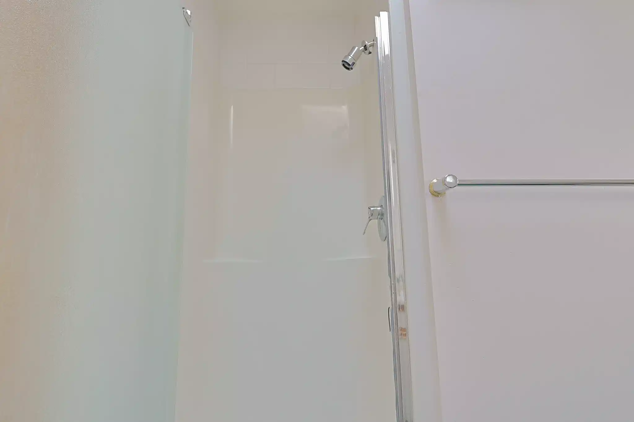 Common Area?w=400&h=260&fit=crop&q=40&auto=format&trim=auto