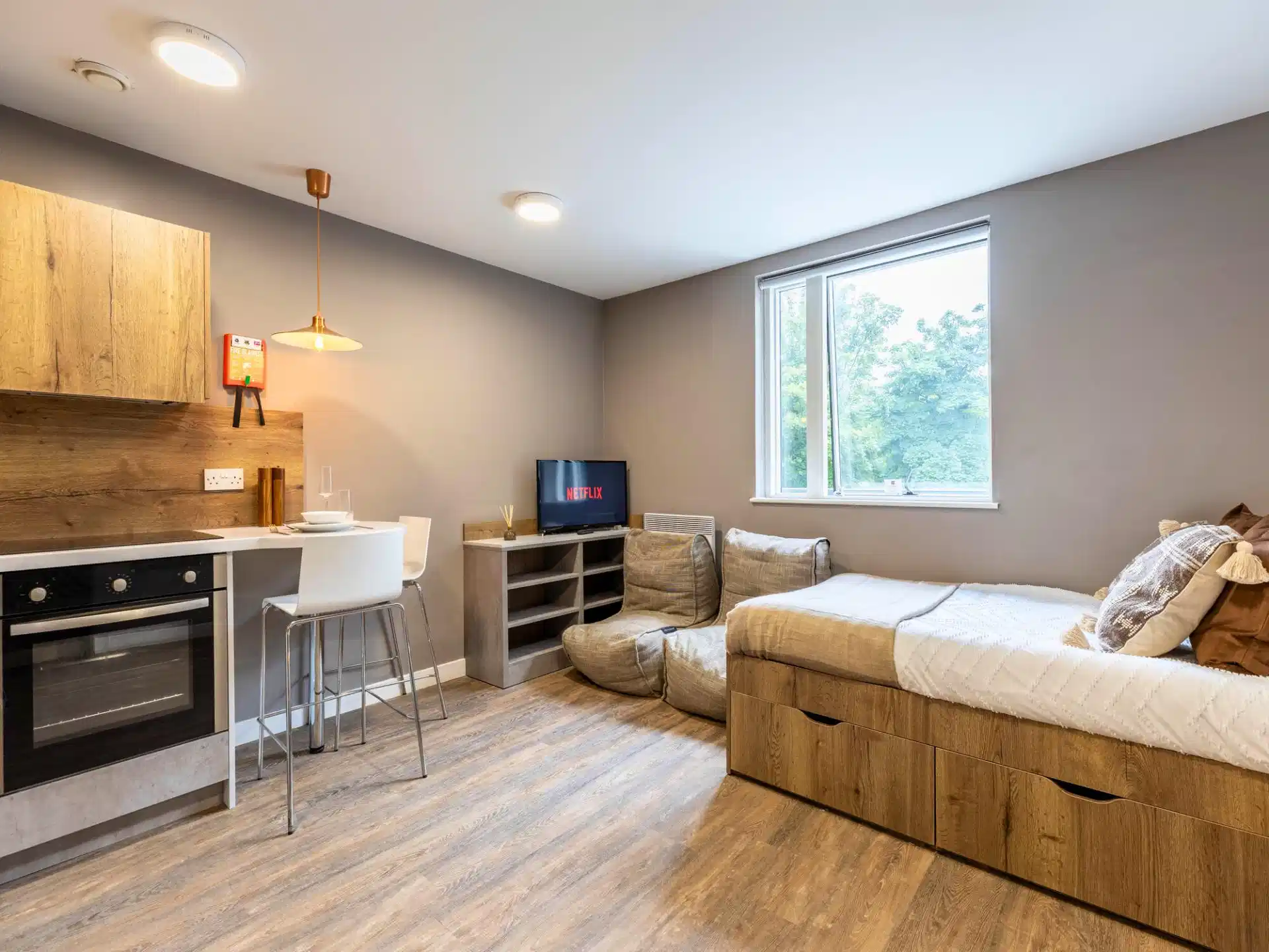 Exterior?w=400&h=260&fit=crop&q=40&auto=format&trim=auto