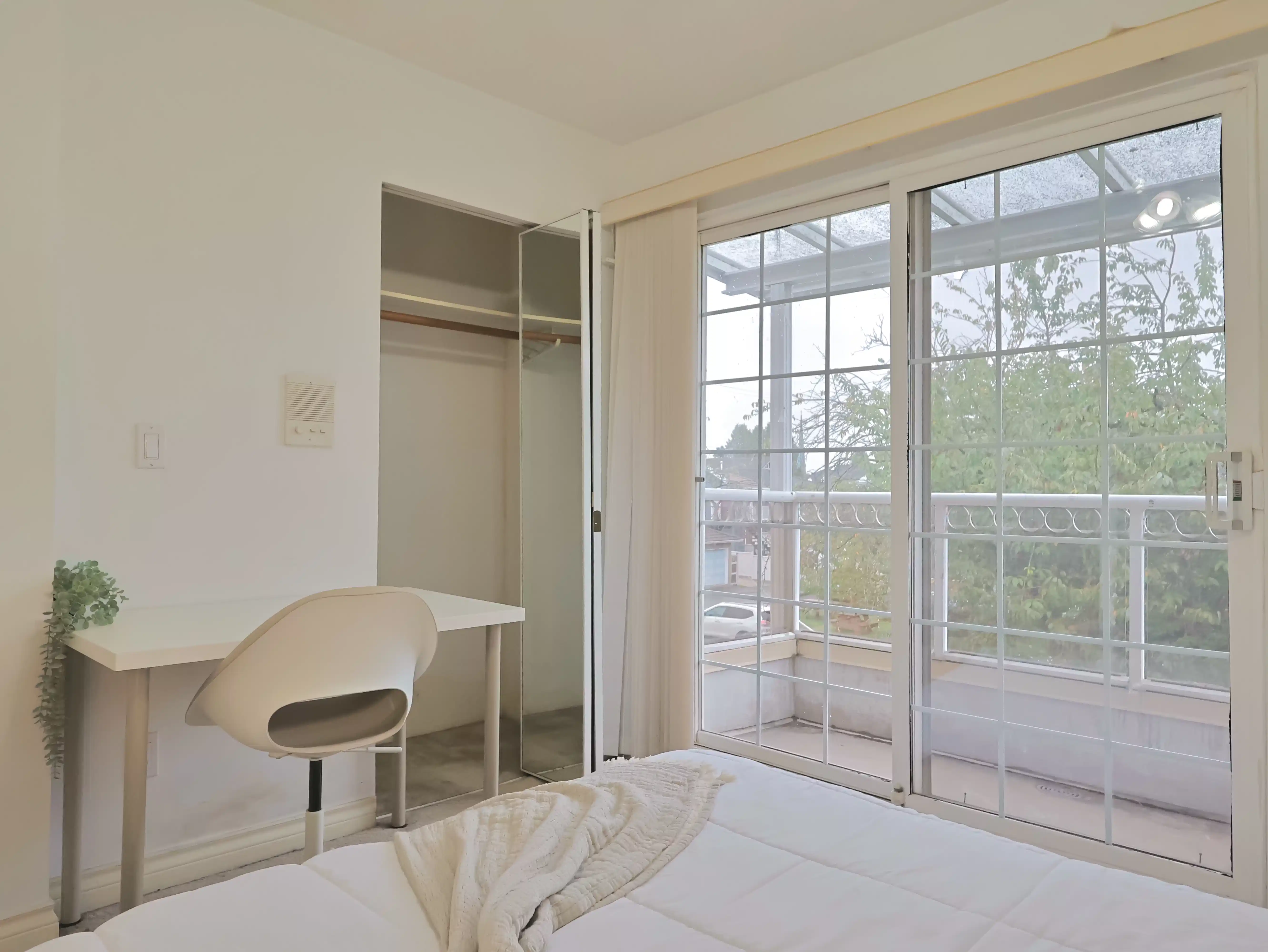 Exterior?w=400&h=260&fit=crop&q=40&auto=format&trim=auto