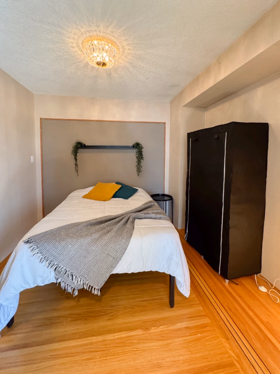 Exterior?w=400&h=260&fit=crop&q=40&auto=format&trim=auto