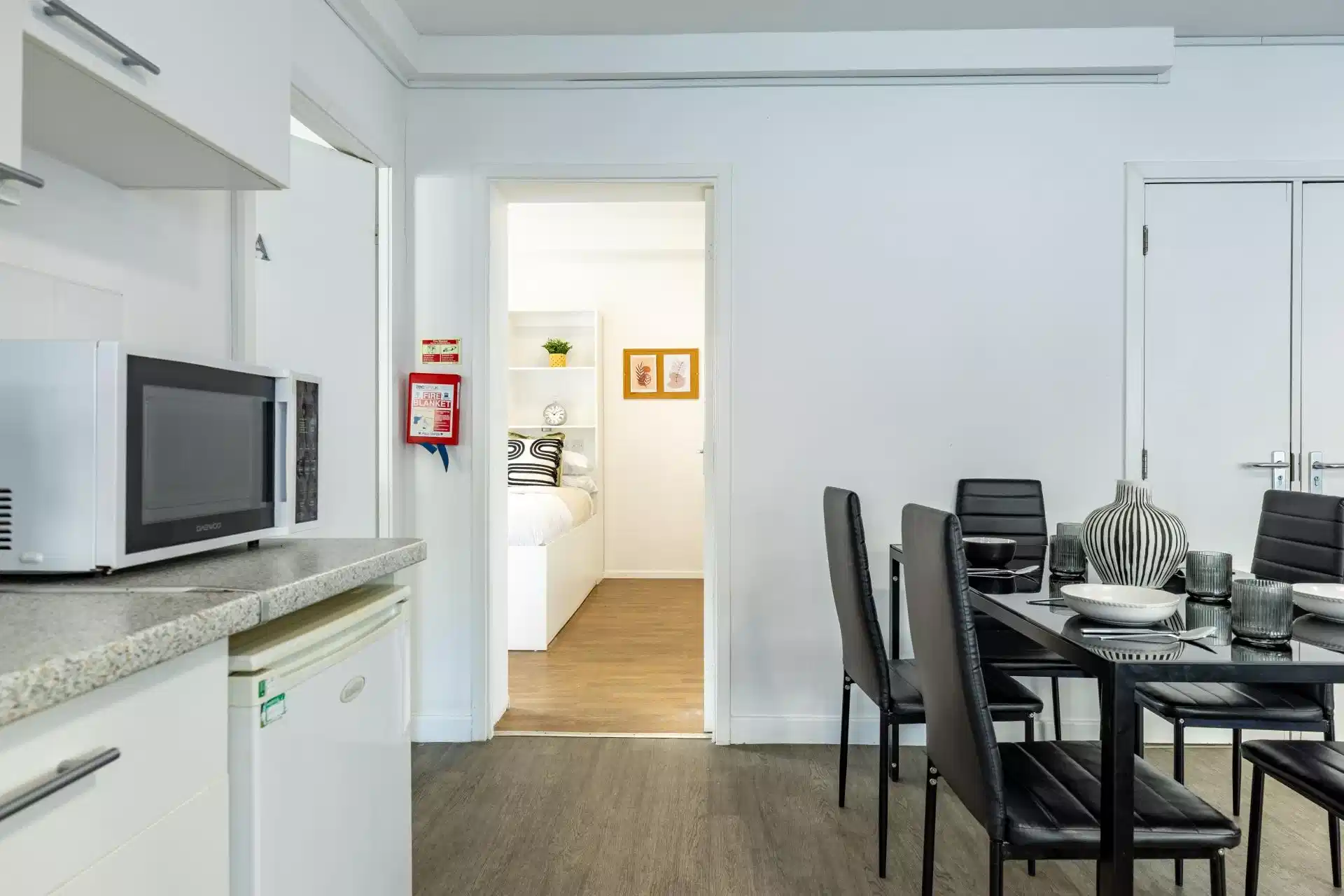 Common Area?w=400&h=260&fit=crop&q=40&auto=format&trim=auto