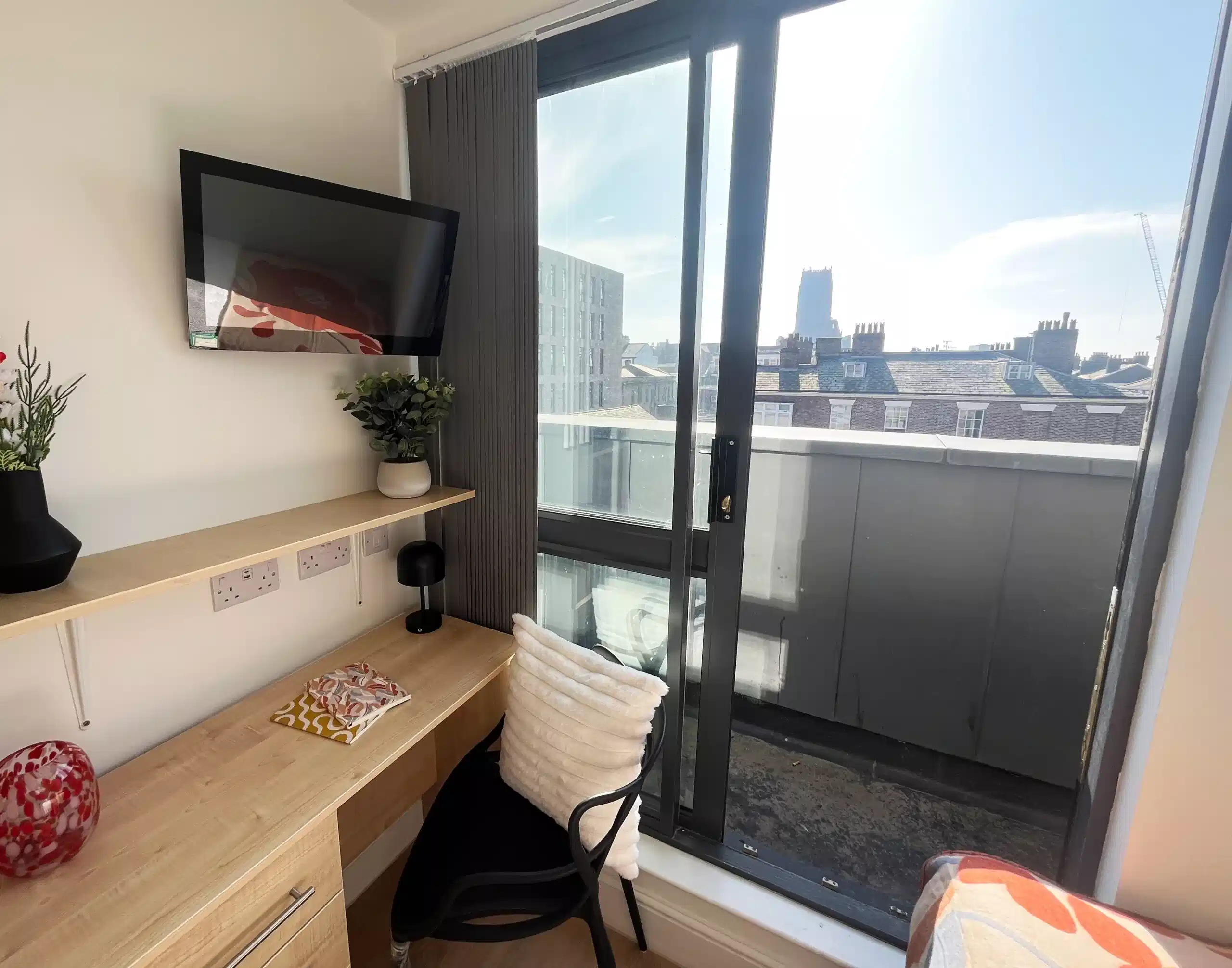 Common Area?w=400&h=260&fit=crop&q=40&auto=format&trim=auto