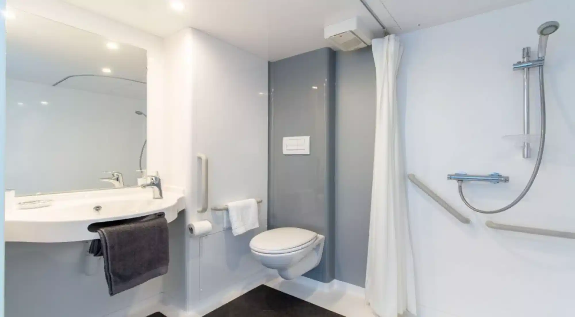 Exterior?w=400&h=260&fit=crop&q=40&auto=format&trim=auto