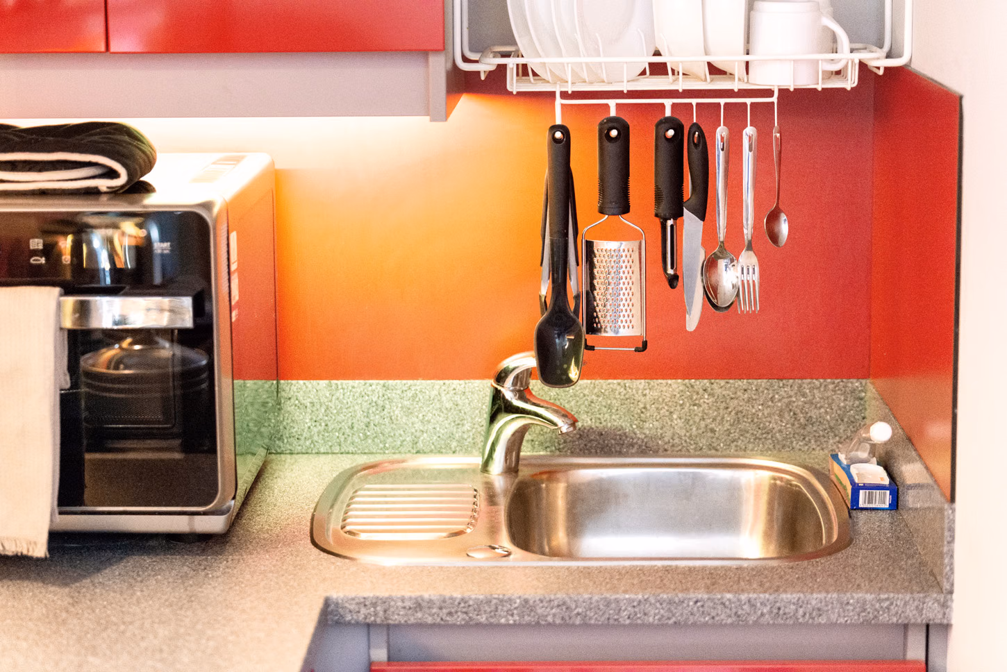 Exterior?w=400&h=260&fit=crop&q=40&auto=format&trim=auto