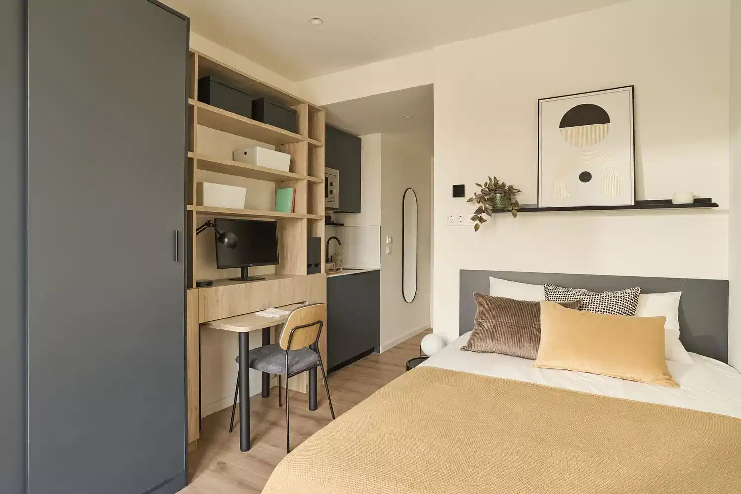 Exterior?w=400&h=260&fit=crop&q=40&auto=format&trim=auto