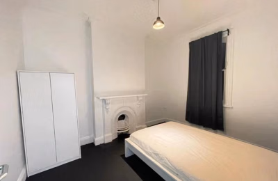 Room in a 6 Bedroom Apartment, 319 Cleveland Street, Surry Hills, Sydney 2010 - Sydney, New South Wales, Australia - Bedroom