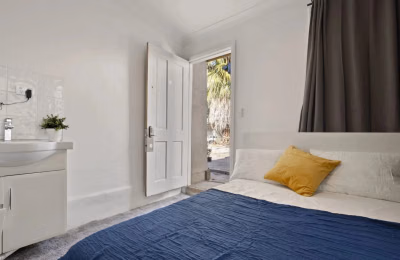 Bedroom?w=400&h=260&fit=crop&q=40&auto=format&trim=auto