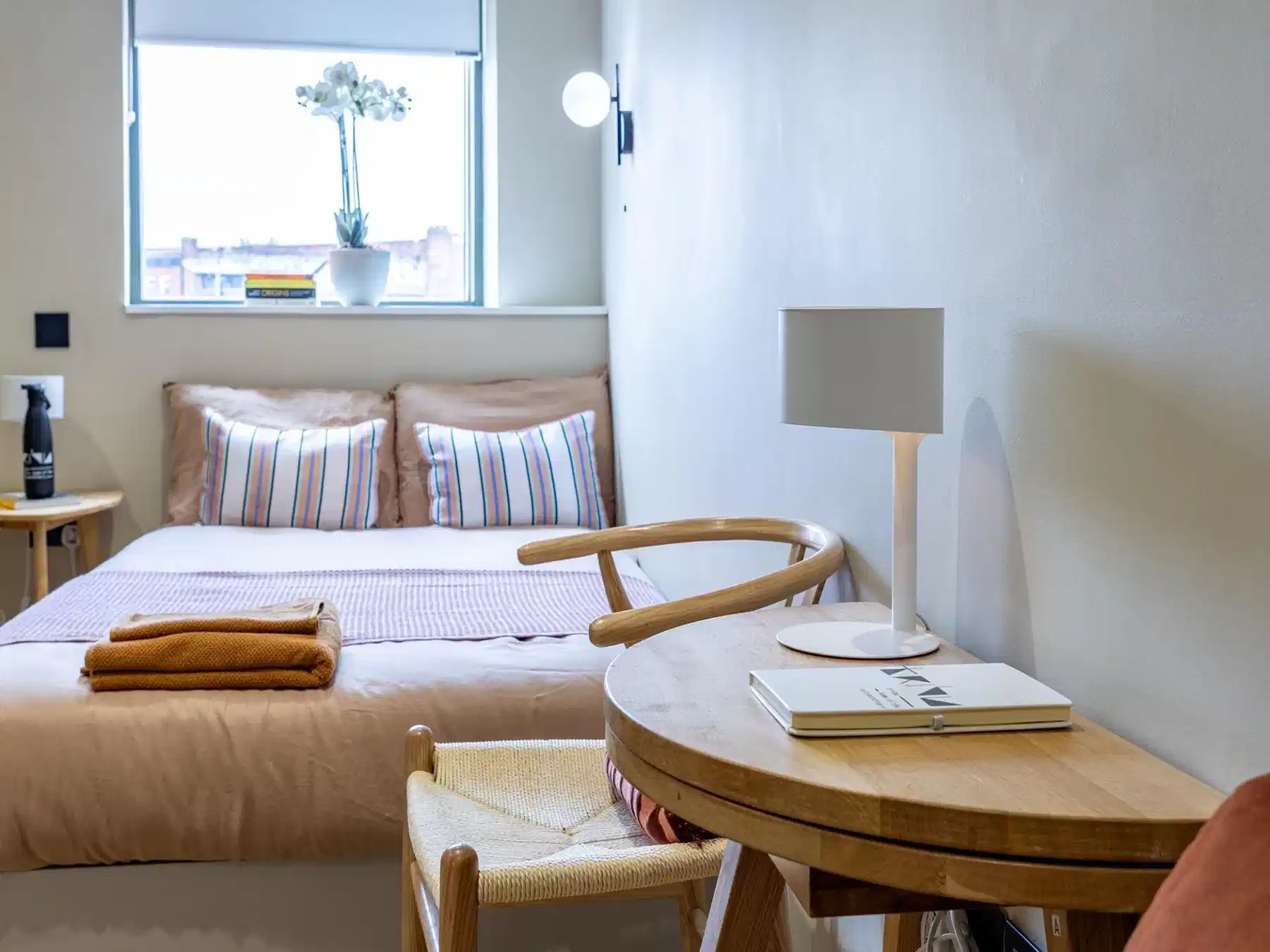 Amenities?w=400&h=260&fit=crop&q=40&auto=format&trim=auto