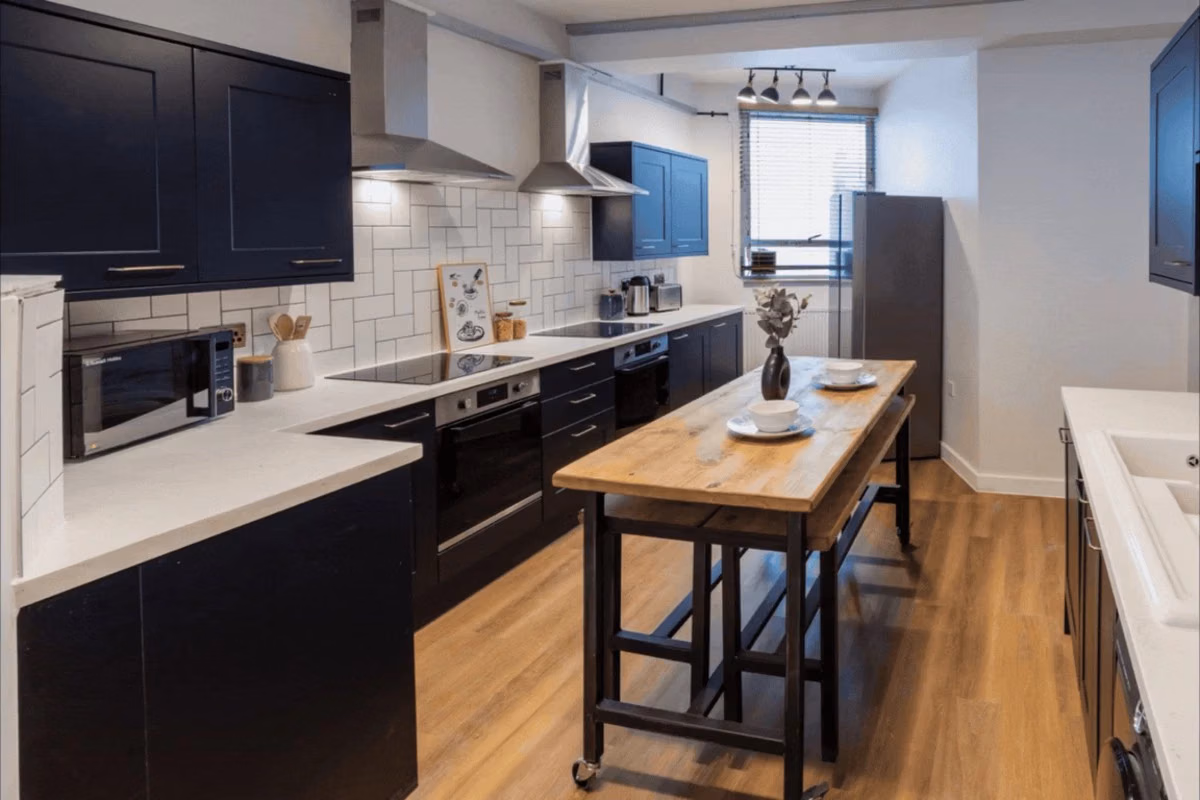 Common Area?w=400&h=260&fit=crop&q=40&auto=format&trim=auto