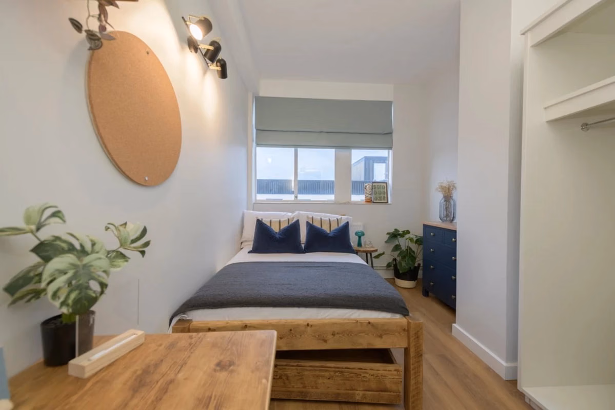 Floor Plan?w=400&h=260&fit=crop&q=40&auto=format&trim=auto