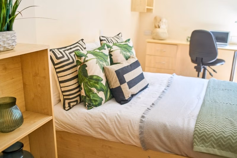 Common Area?w=400&h=260&fit=crop&q=40&auto=format&trim=auto