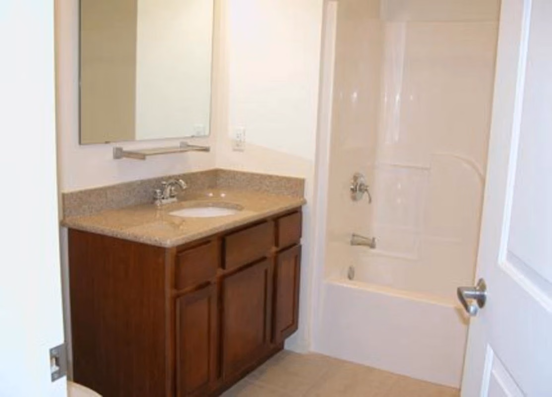 Common Area?w=400&h=260&fit=crop&q=40&auto=format&trim=auto